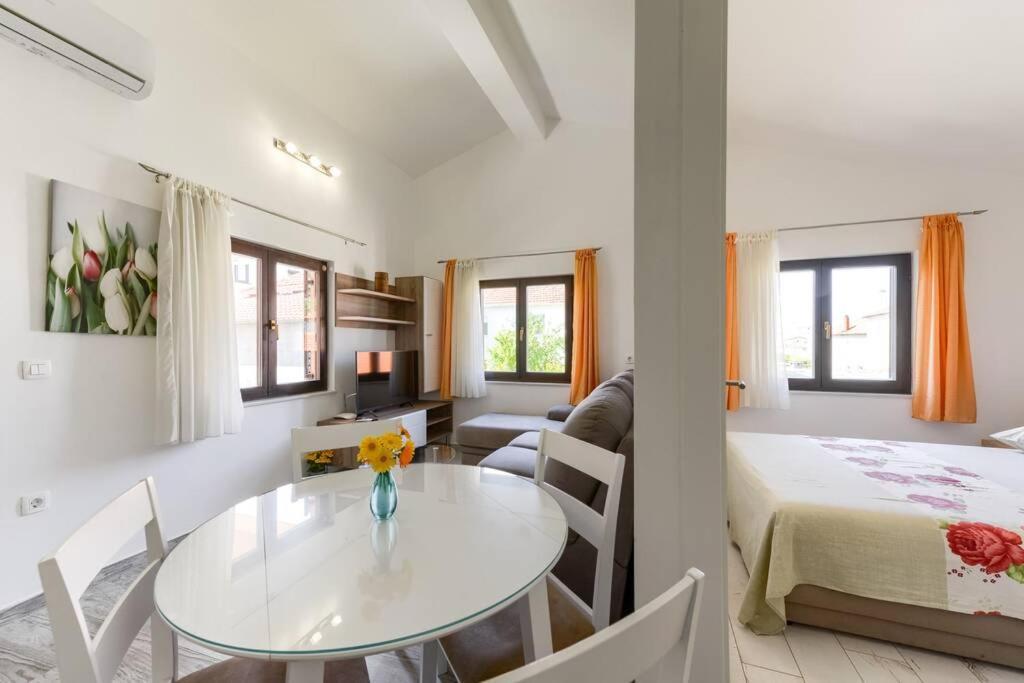Apartament Sare *